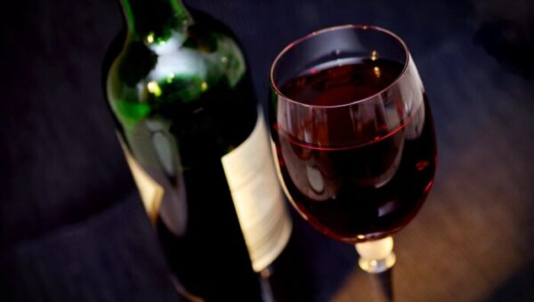 Aérer, carafer ou décanter : comment bien préparer un vin avant dégustation ?
