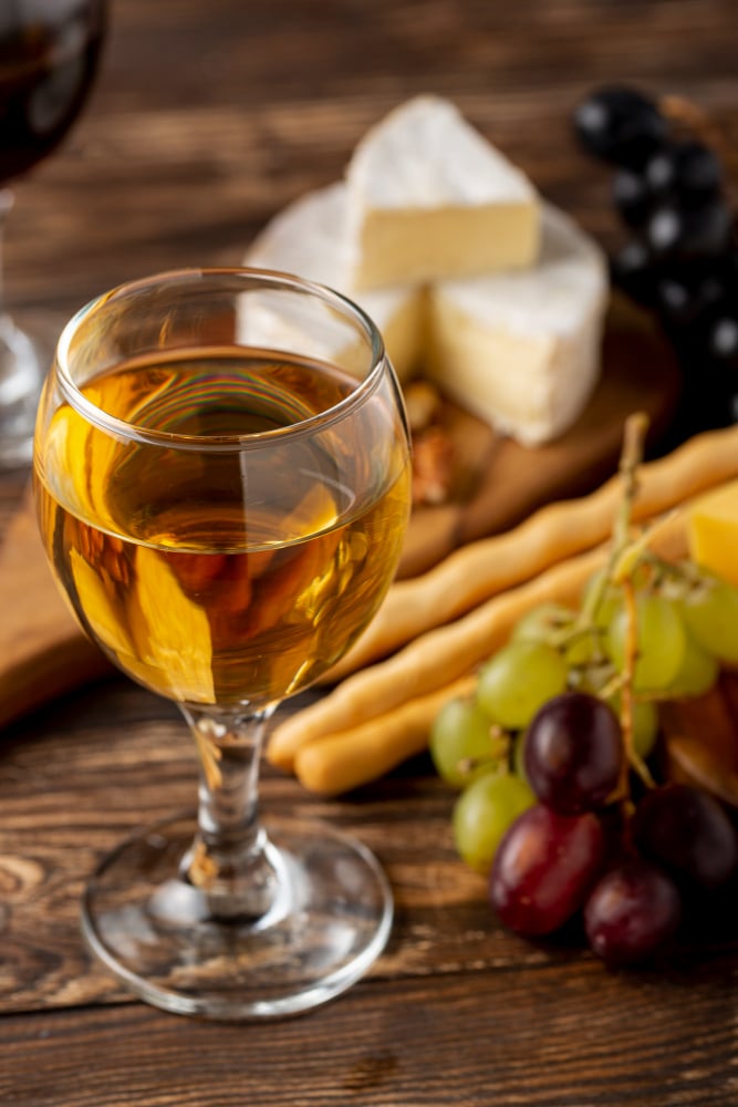 Vin et fromage en angle pour dégustation sur table